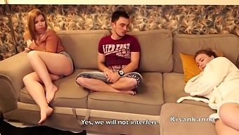 O Experiență Palpitantă De Trio Cu O Blondă Care Se Bucură De Scenarii De Roleplay Și Fantezii