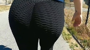 Milf Matură În Public Cu Fundul Ei Mare Și Wedgie