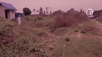 L'Uomo Di Mezza Età Offre Alla Donna Hausa Fulani 100k Un Pompino Veloce Nella Sua Macchina