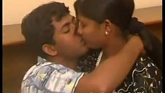Întâlnire Intimă În Dormitor A Unui Cuplu Indian