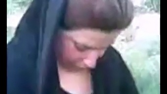 Araba Amatoare Se Dezbracă În Aer Liber
