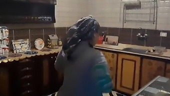 Milf Arabă Matură Cu Fundul Mare Este Futută Tare