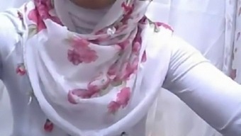 O Turcoaică Care Poartă Hijab Devine Obraznică
