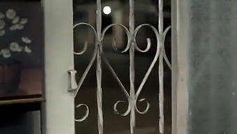 Giovane Mamma E Uomo Maturo Si Impegnano In Una Calda Avventura Nello Studio Legale