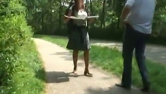 Sex În Aer Liber Cu O Olandeză Matură În Pădure