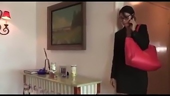 Wanita Dewasa Dan Remaja Menikmati Pertemuan Terlarang Antara Ibu Tiri Dan Anak Tiri.