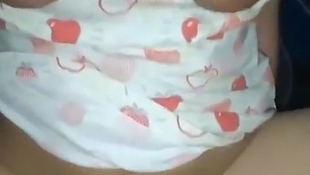 Seorang Milf Filipina Memuaskan Dirinya Sendiri Dengan Vaginanya Yang Ketat