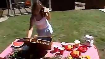 Adolescenta April Se Masturbează Singură În Aer Liber
