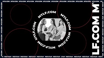 Seorang Milf Yang Menakjubkan Dengan Pantat Sempurna Menggoda Anak Tiri Di Webcam