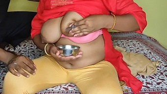 Tetangga Meminta Susu Dan Mengeluarkan Susu Tante Tanpa Permisi.Aku