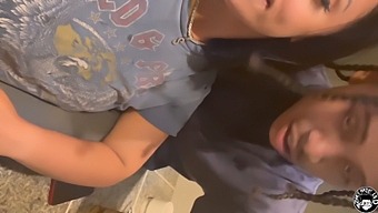 Mama Vitregă Cu Fund Mare A Futut-O Pe Lil D În Timp Ce Tatăl Nu E Acasă.