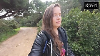 欢迎来到克罗地亚的普拉:一个为有极端内容的成年人准备的旅行视频日志。