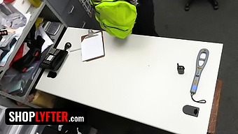 Mladý Zloděj, Který Hledá Útočiště V Obchoďáku, Je Přistižen Policistou, Který Provádí Intimní Prohlídku.