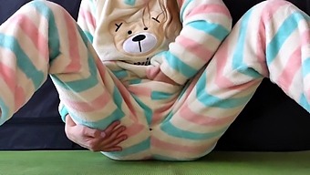O Tânără Îmbrăcată În Lenjerie De Noapte Își Stimulează Vaginul Și Experimentează Un Orgasm De Squirt