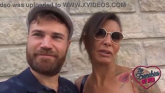O Barmaniță Franceză Matură Cu Tatuaje Și Sâni Mari Se Bucură De Sex Anal