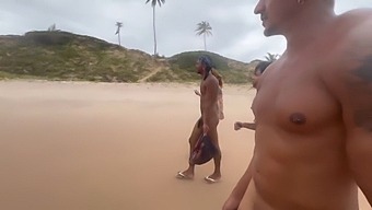 Pacarku Bergabung Denganku Untuk Berjemur Dan Berenang Di Pantai Telanjang