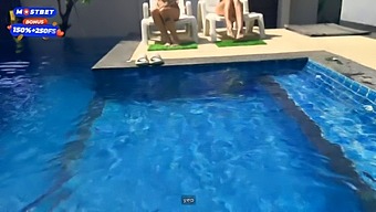 Studenți Amatori Au O Orgie Cu Curățătoare De Piscine