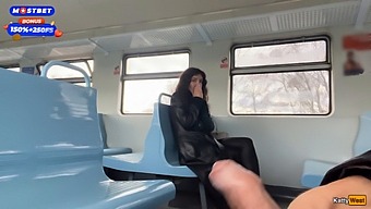 Een Openbaar Treinavontuur Met Een Kinky Handjob En Een Facial Finish Onderweg.