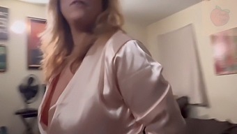 Ibu Tiri Milf Dateng – Dipake Buat Pesen – Classy & Gassy